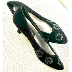 Vintage 1980's black velvet pump,1" kitten heel sequin floral detail - Size 8